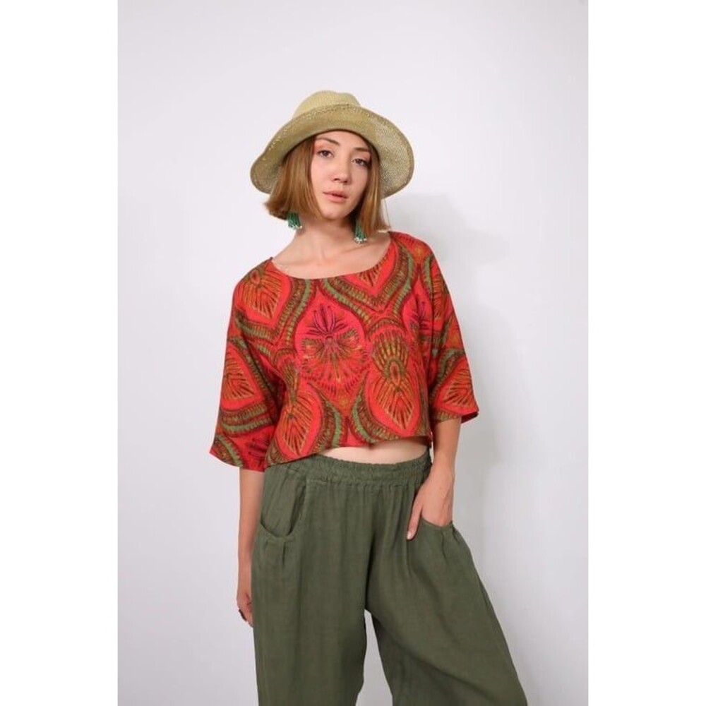 Los Banditos Cropped Top Size S/M Relaxed Fit Colorful Boat Neckline Red